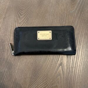 Michael Kors Logo Wallet‎ Zip Around Black Patent Leather MK